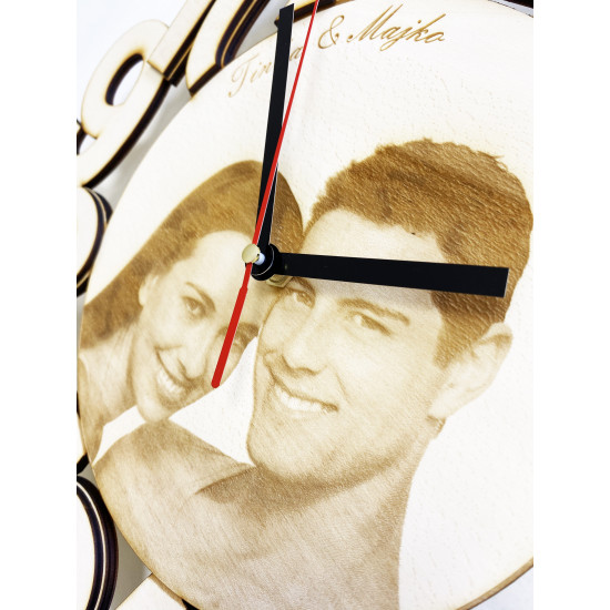 Drevené hodiny s gravírovanou fotografiou  40x35 cm 